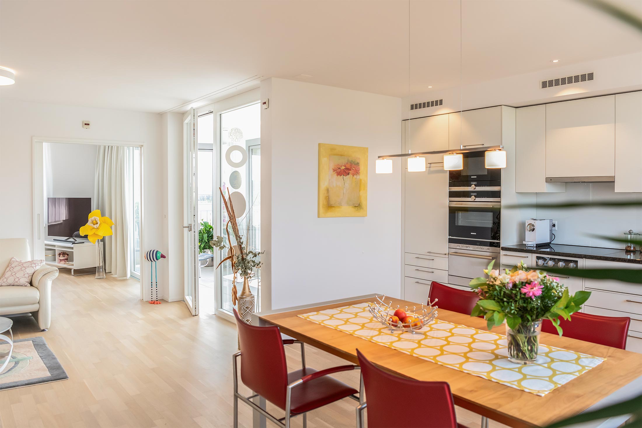 Ess- und Wohnbereich einer Servicewohnung in Schönbühl, Schaffhausen.